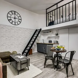 Modern French Studio In Parijs